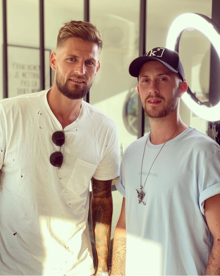kevin, alias kutkreation, avec Benoît Costil, ancien joueur du Stade Rennais et client du salon de coiffure kutkreation