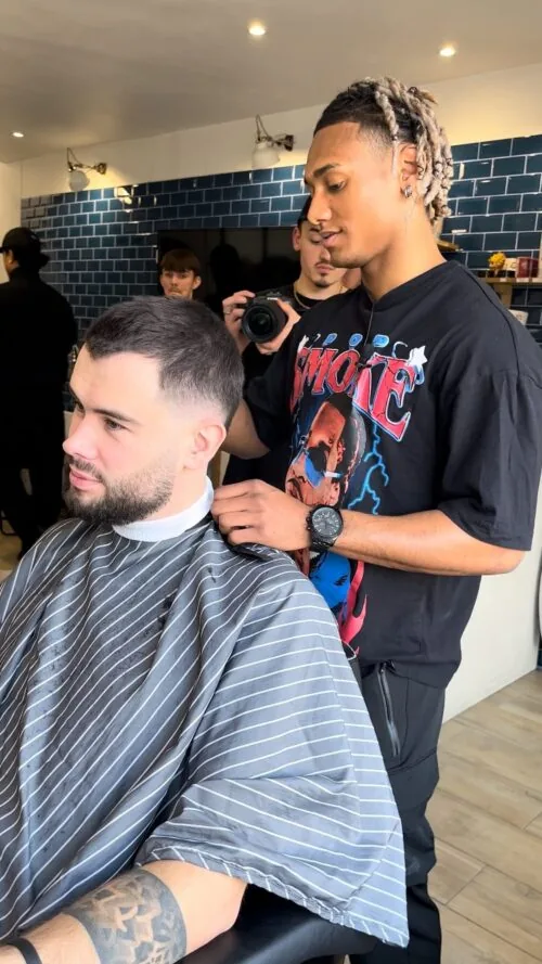 levraibouseuh et Valentin Baudrier, clients et coiffeur d'un jour du salon de coiffure kutkreation