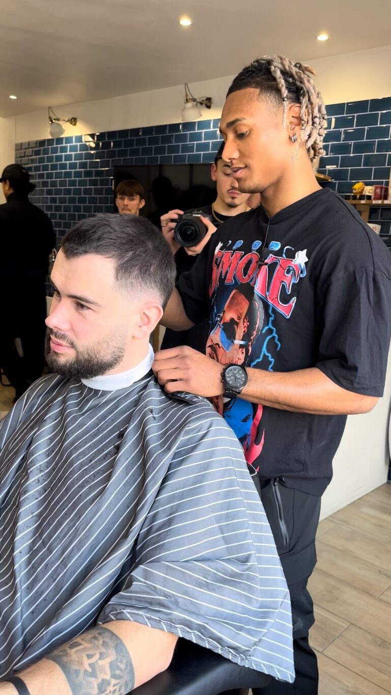 levraibouseuh et Valentin Baudrier, clients et coiffeur d'un jour du salon de coiffure kutkreation